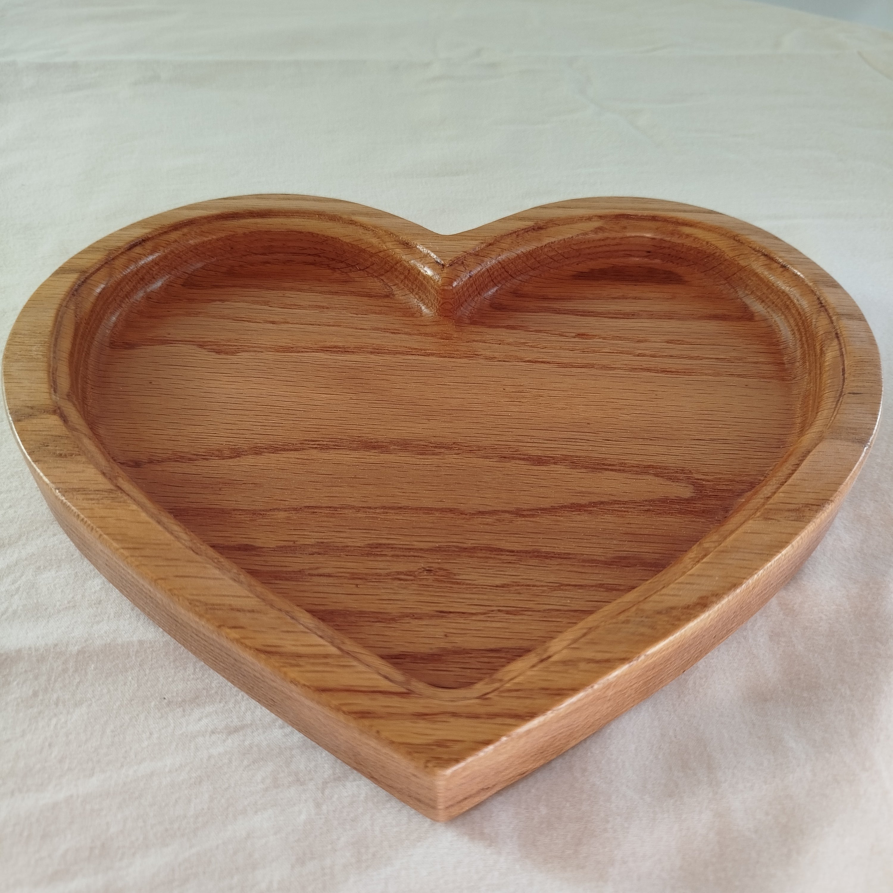 Bandeja corazón en madera de roble hecha a mano con aceite natural