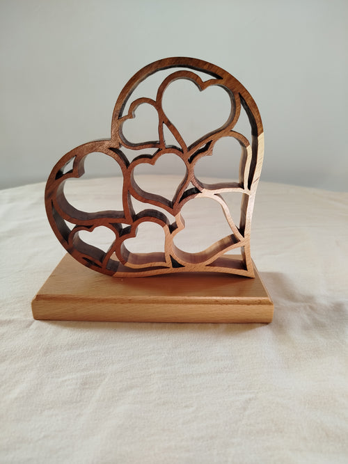 Figura decorativa de corazones calados en madera con acabado nogal y peana