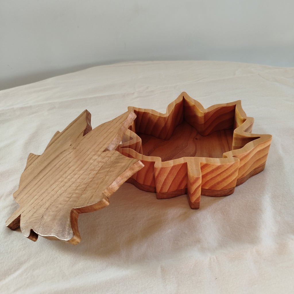 Caja joyero hoja de arce abierta mostrando el interior tallado en madera de castaño y pino rojo