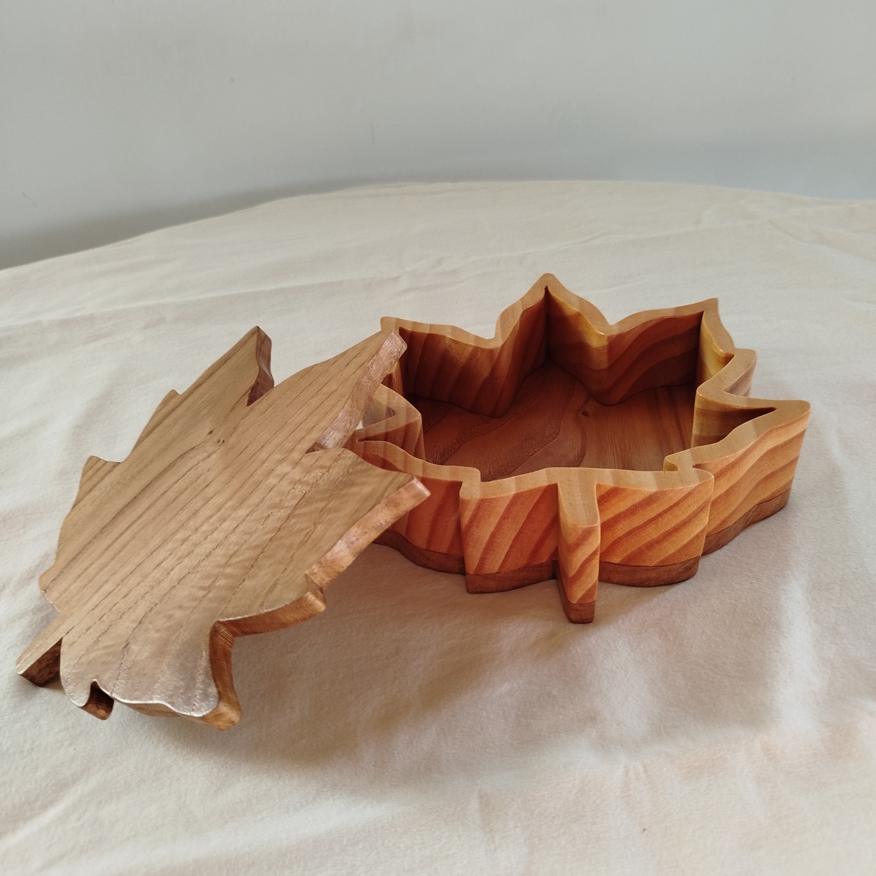 Caja joyero hoja de arce abierta mostrando el interior tallado en madera de castaño y pino rojo