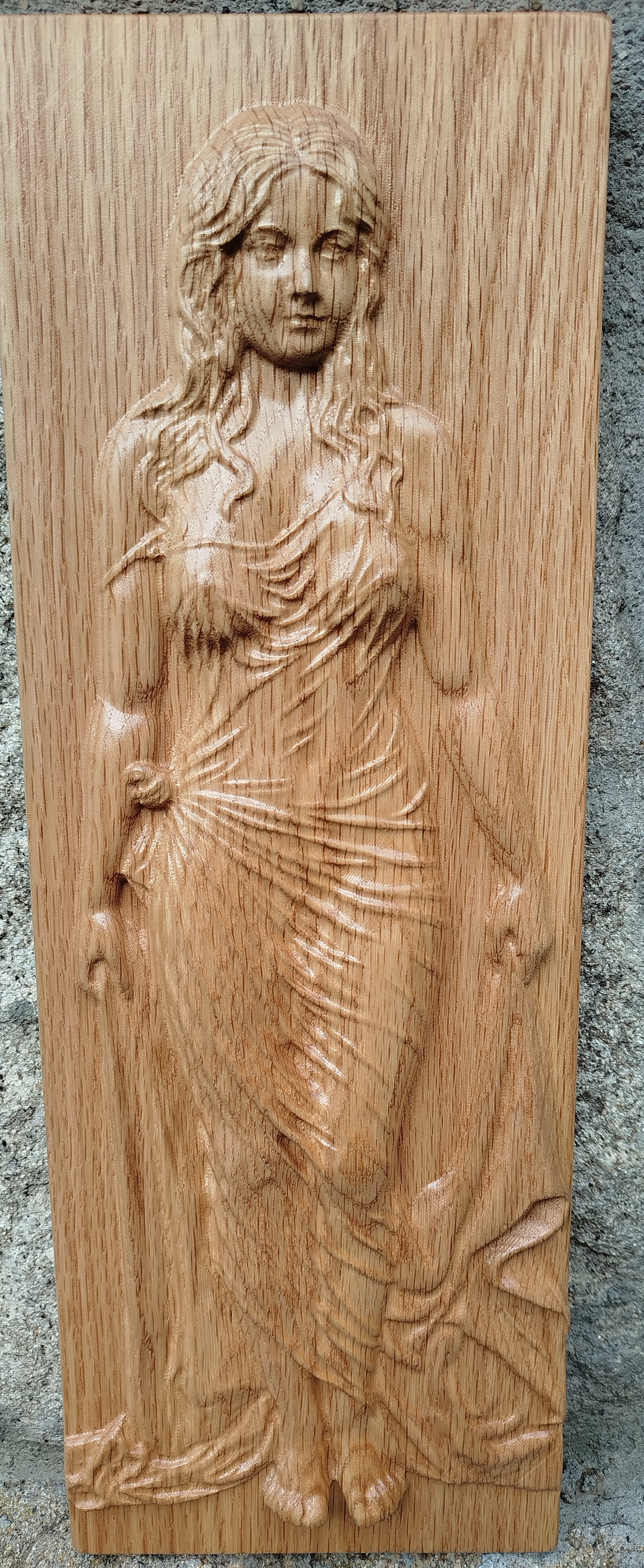 Talla en relieve figura femenina en madera de roble