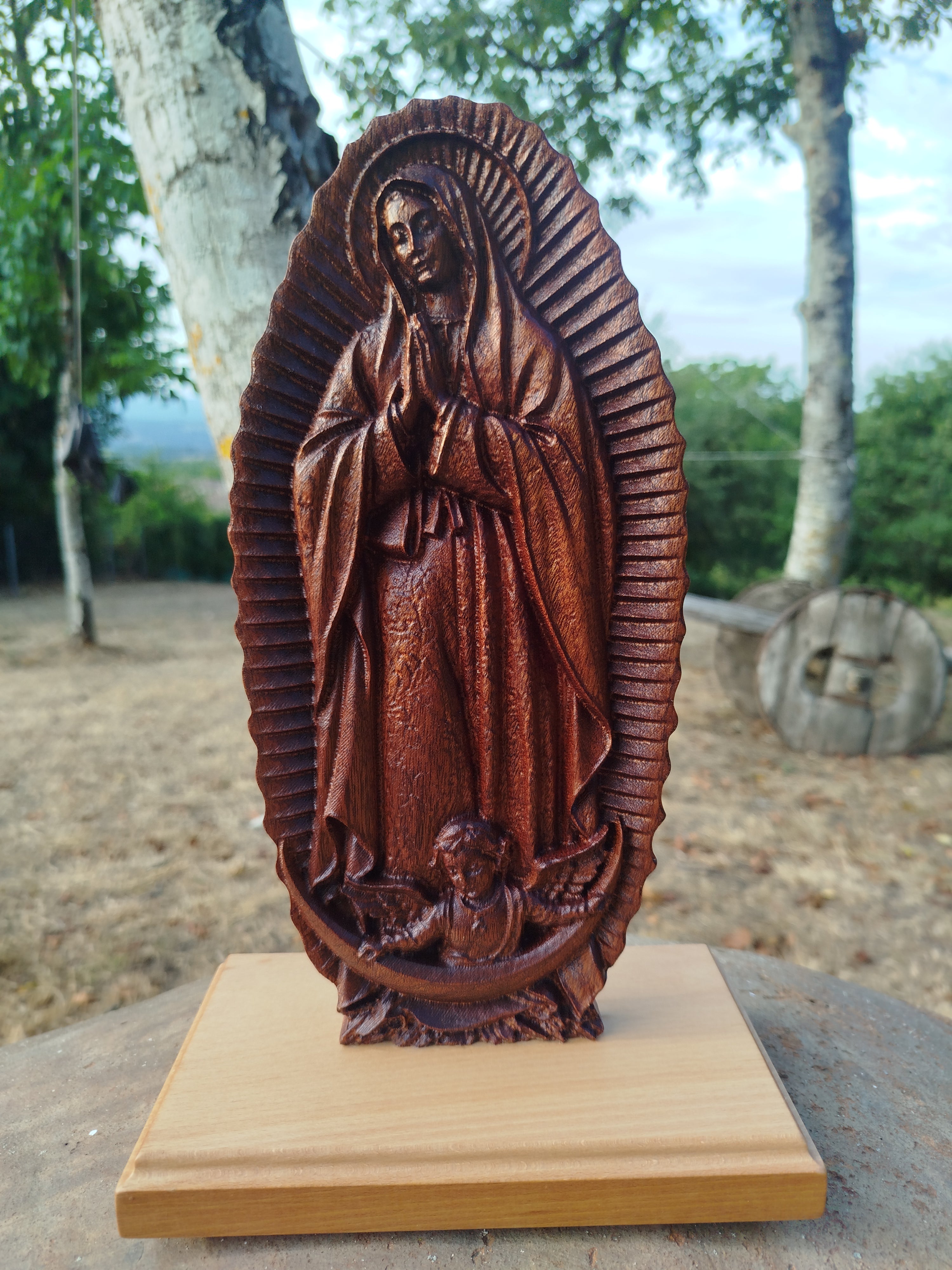 Virgen de Guadalupe tallada en relieve 3D en madera con acabado nogal y peana