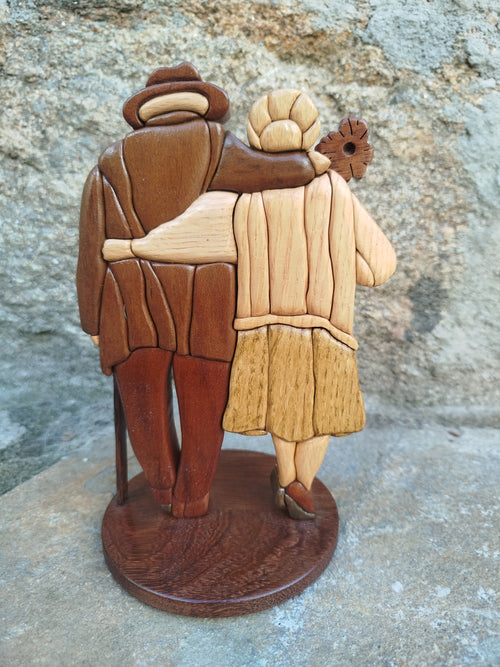 Escultura pareja de ancianos en marquetería de roble, caoba, haya y sucupira